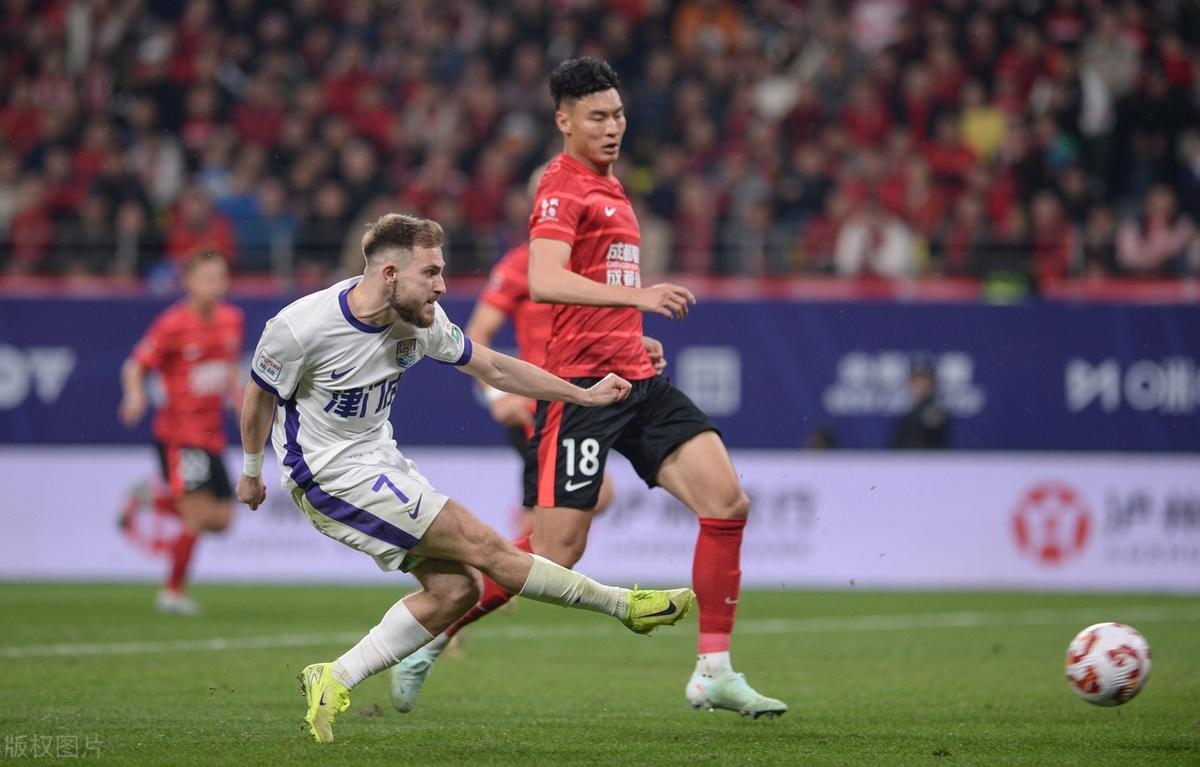 趣体育网站-赛前远射贴柱引欢呼转会期成都蓉城防线松动，现场解说直呼：门兴格拉德巴赫转会期内部沟通 